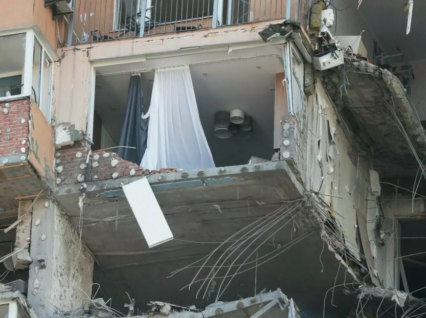 FOTOGRAFÍA. KIEV (UCRANIA), 25.02.2022. Invasión rusa de Ucrania. Un edificio residencial fue alcanzado por los ataques rusos en Kiev. La capital ucraniana, Kiev. AP