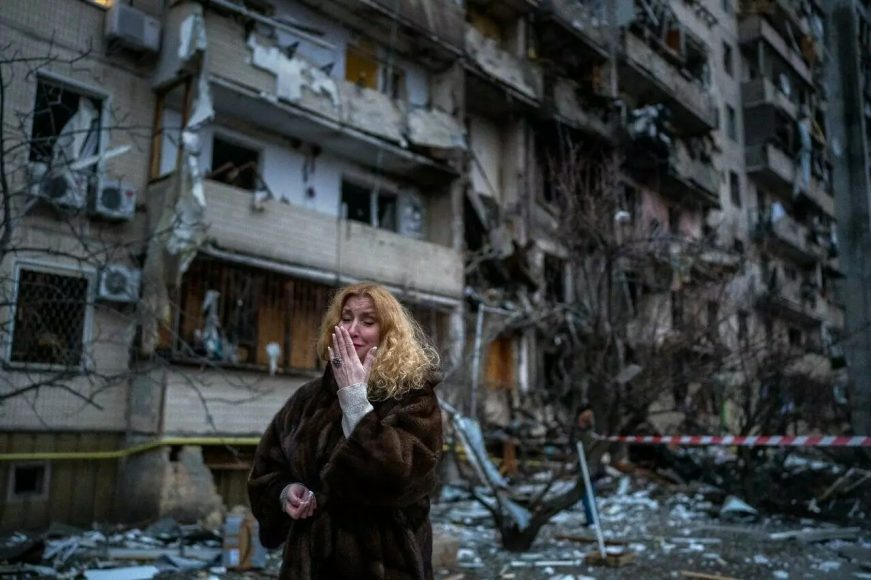 FOTOGRAFÍA. KIEV (UCRANIA), 25.02.2022. Invasión rusa de Ucrania. Una mujer emocionada en una calle de Kiev. AP