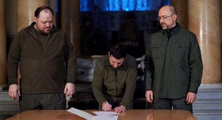 Ucrania: «Somos parte inalienable de la Unión Europea». Volodímir Zelenski firma la solicitud de entrada de Ucrania en el Unión Europea