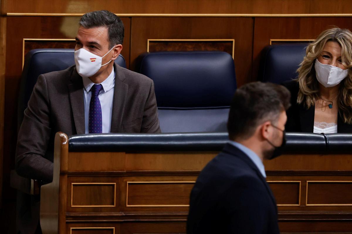 FOTOGRAFÍA. MADRID (ESPAÑA), 03.02.2022. Pedro Sánchez (i) y Yolanda Díaz (d) observan a Gabriel Rufián (c). Efe (1)