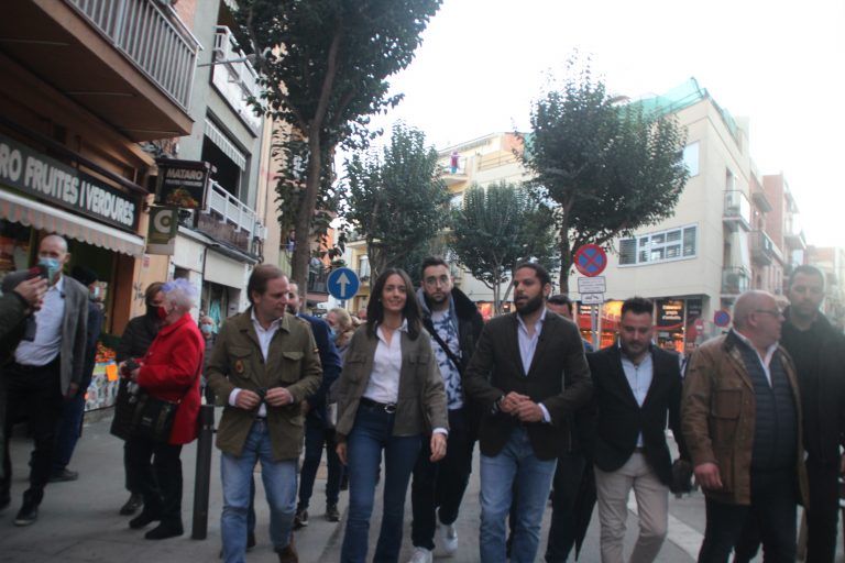 VOX y sus diputados pasean por Mataró (Cataluña) tras derrotar a grupos separatistas e inmigrantes magrebíes en Plaza Illa Cristina