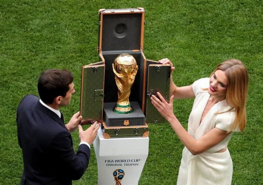FOTOGRAFÍA. MOSCÚ (RUSIA), 14.06.2018. Spanish goalkeeper Iker Casillas (L) and Russian model Natalia Vodianova present the World Cup trophy prior to the FIFA World Cup. Efe