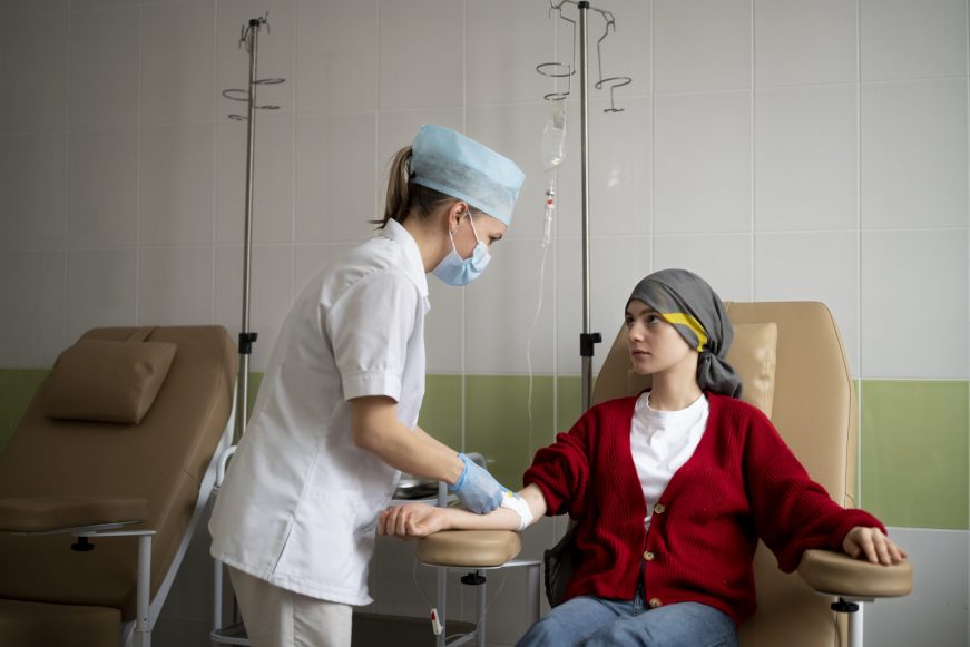 FOTOGRAFÍA. MUNDO, 02.02.2022. Una joven paciente de cáncer recibiendo tratamiento de quimioterapia. Imagen creada por Freepik. (Ñ Pueblo)