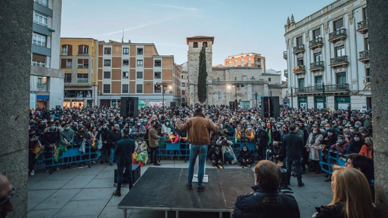 Abascal: «Venimos a marcar el rumbo y derogar las leyes de la izquierda que el PP han aprobado» en Castilla y León