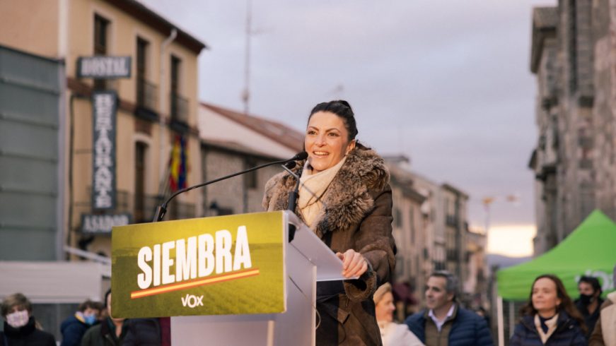 FOTOGRAFÍA. ÁVILA (ESPAÑA), 05.02.2022. Macarena Olona Choclán, arropa en Ávila al candidato de VOX, José Antonio Palomo. Ñ Pueblo