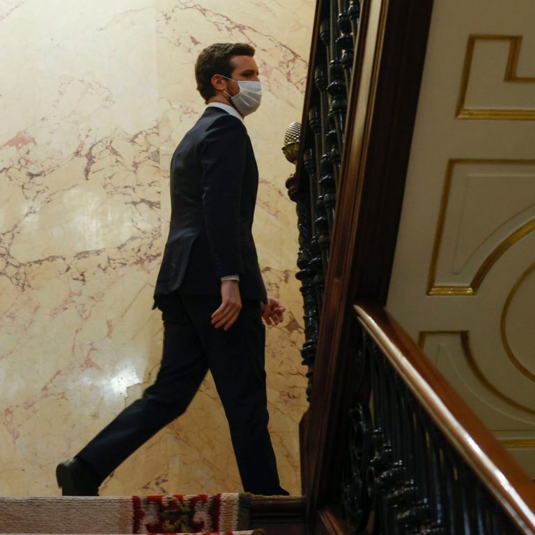 Casado ha pedido a Feijóo que se presente aunque éste por el momento no ha confirmado su candidatura a presidir el PP