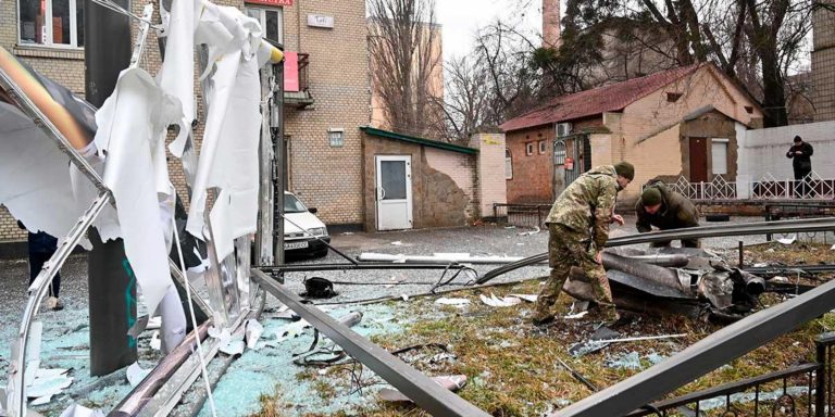 Las tropas de Rusia cruzan el punto fronterizo de Vilcha (Kiev) Ucrania, a 50 kilómetros de la frontera con Bielorrusia