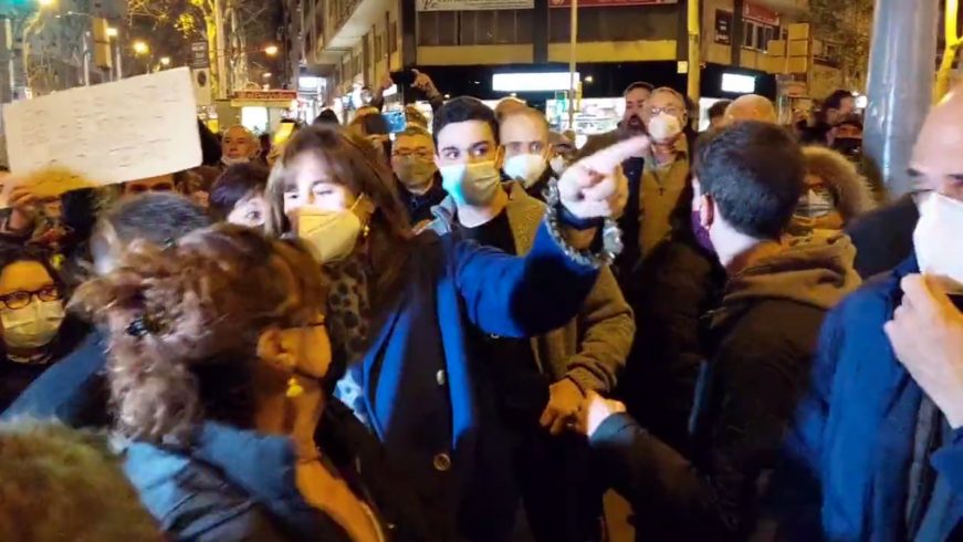 OTOGRAFÍA. BARCELONA (ESPAÑA), 12.02.2022. La presidente del Parlamento de Cataluña Laura Borràs Castanyer (JxCat) corta la Avenida Meridiana ielgalmente. Ñ Pueblo (10)