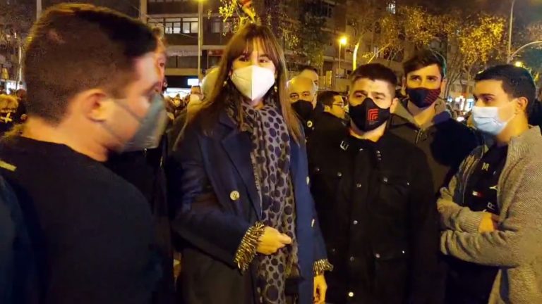 La presidente del Parlamento de Cataluña Laura Borràs Castanyer corta la Meridiana a gritos de «independencia»