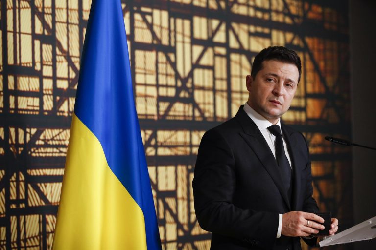 Francia considera que el presidente de Ucrania Volodímir Zelensky «está en peligro y le ofrece su ayuda