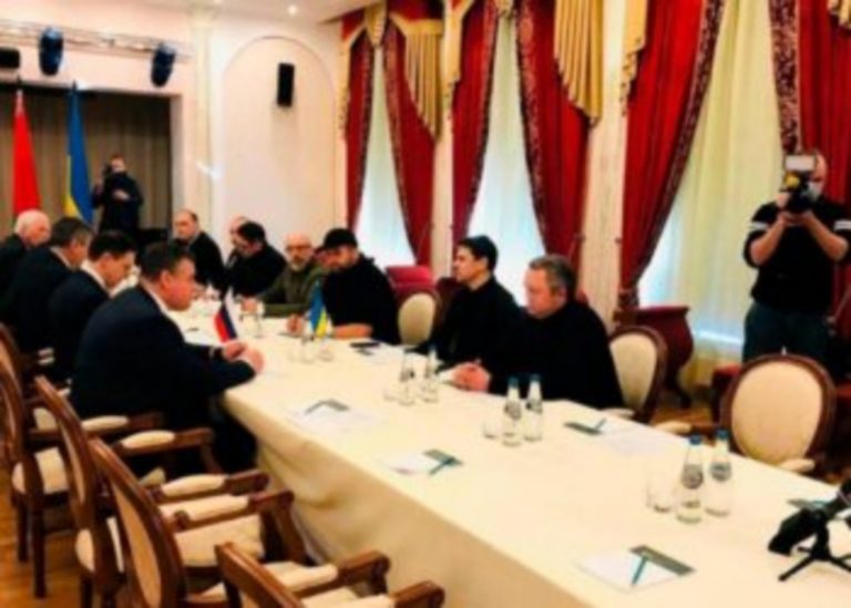 El tema clave de las conversaciones para la parte ucraniana es lograr un alto el fuego inmediato en la invasión rusa de Ucrania que lanzó Putin