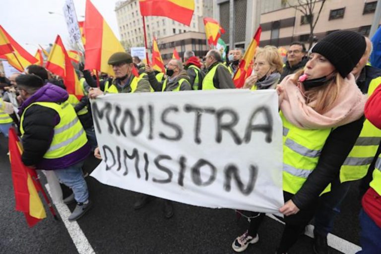 El Gobierno de Pedro Sánchez se rinde y negociará con los transportistas convocantes de la huelga indefinida por la subida de los combustibles