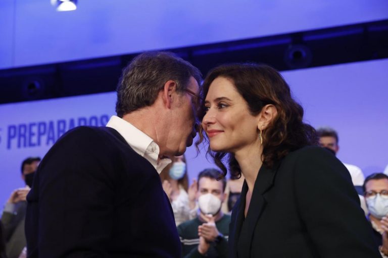 Ayuso a Feijóo: «Somos un mensaje nacional al servicio de España, una retaguardia y un equipo de soldados, presidente, que te vamos a acompañar ahora»
