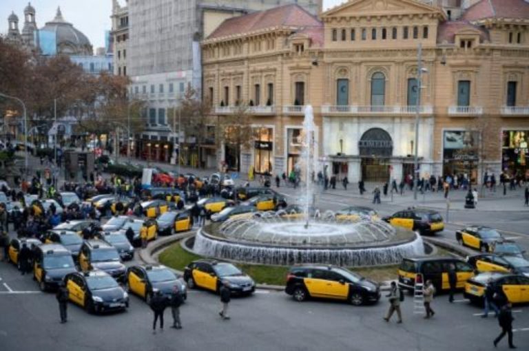 Los taxistas protestan en Barcelona contra la subida de los combustibles