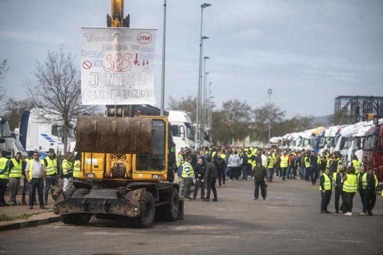 Huelga indefinida de los transportistas por la subida de los carburantes: Supermercados, fabricantes de alimentos, hosteleros, partidos políticos y sindicatos piden a Sánchez actuar para desactivar las protestas