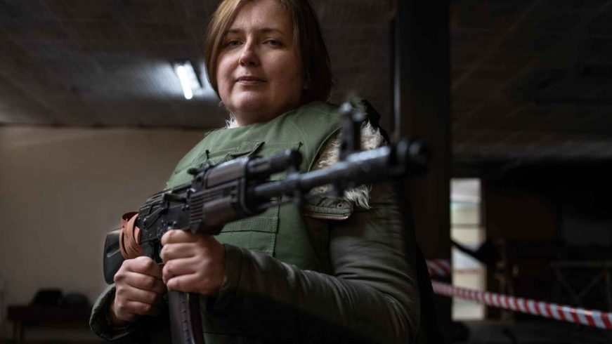 FOTOGRAFÍA. UCRANIA, 18.03.2022. Detalle de una mujer de la Resistencia de Ucrania frente a las tropas invasoras del régimen ruso de Vladímir Putin. Efe