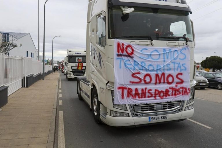 Huelga indefinida Transportistas: El reparto en la entrega de producto se reduce en más del 50 %