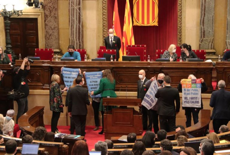 La militancia separatista irrumpe en el Parlamento de Cataluña contra la «falsa Mesa del Procés» y la clase política separatista «vividora de la política»