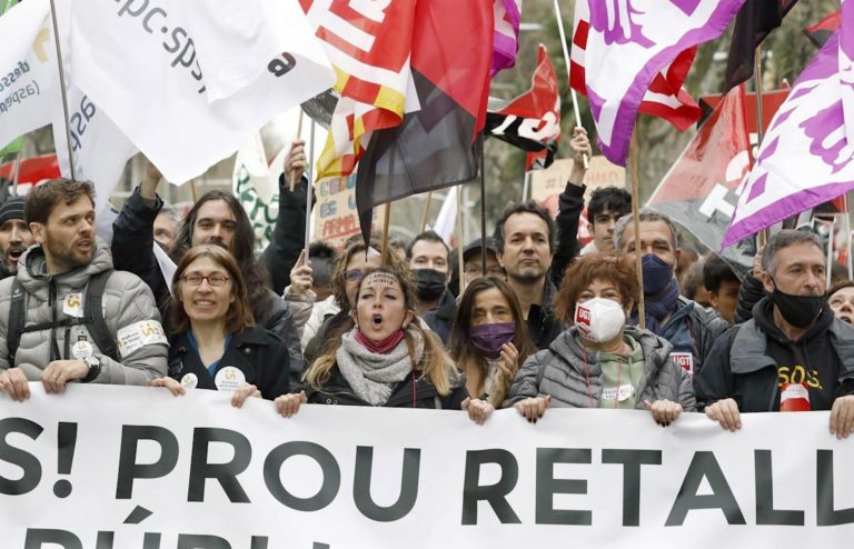 60.000 docentes exigen en Barcelona la «dimisión» del consejero separatista Josep González Cambray bajo lema: «Basta de imposiciones. Basta de recortes. Por una Educación Pública de calidad» en Cataluña