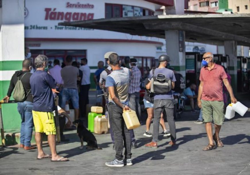 FOTOGRAFÍA. LA HABANA (CUBA), 22.03.2022. Personas esperan hoy para comprar combustible en una estación. Efe