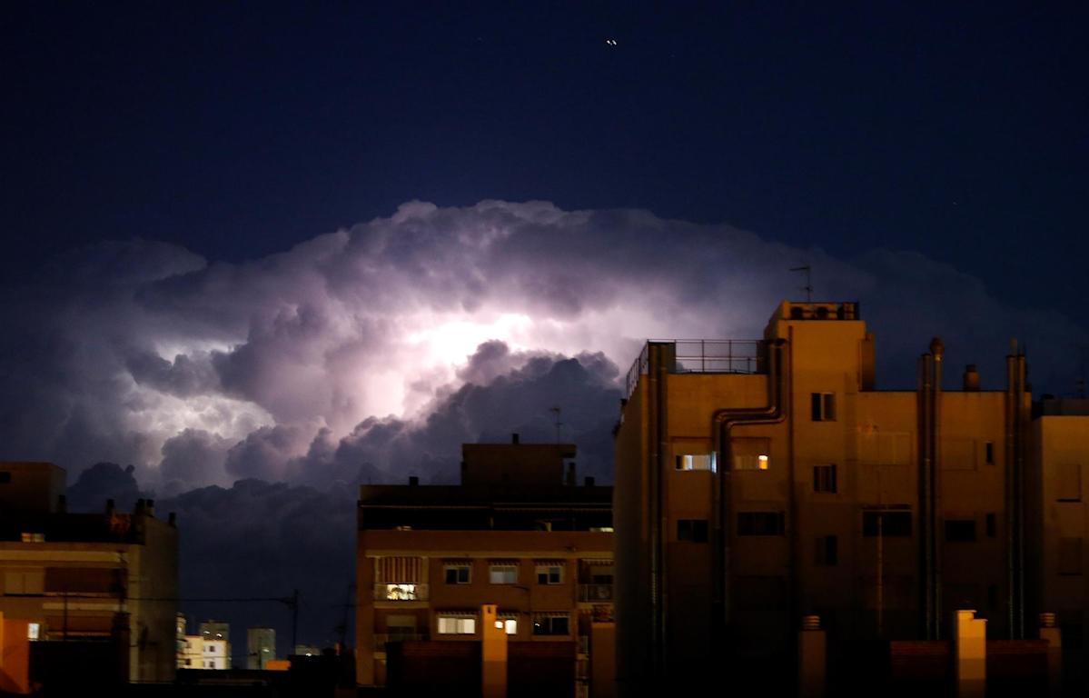 FOTOGRAFÍA. ALICANTE (ESPAÑA), 03.03.2022. Los rayos iluminan el frente de nubes de la provincia de Alicante. Efe