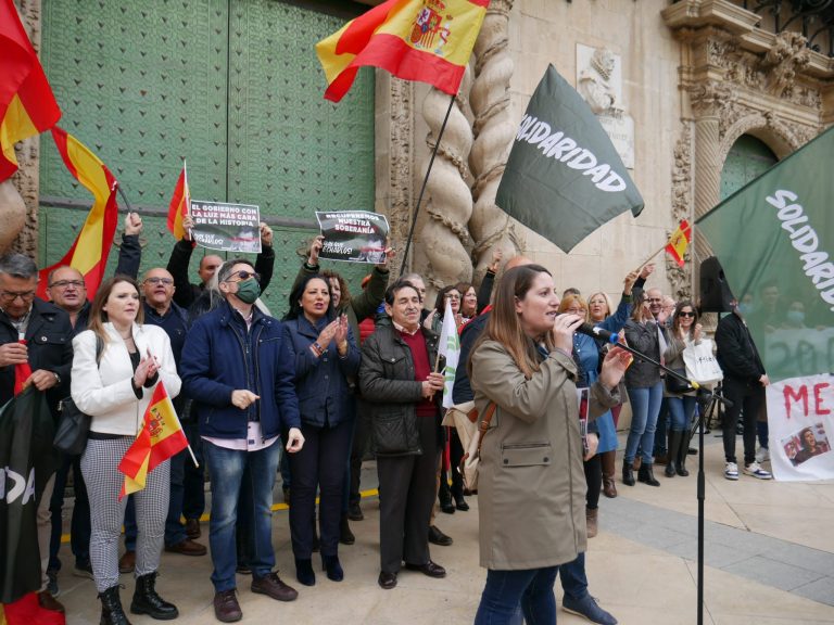 Sindicato Solidaridad y VOX partido Obrero y Españoles movilizan Alicante contra la subida de combustibles, electricidad y gas