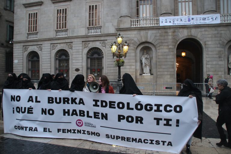 Mujeres por la Igualdad protestan contra el «burka ideológico impuesto por el feminismo supremacista a las españolas»