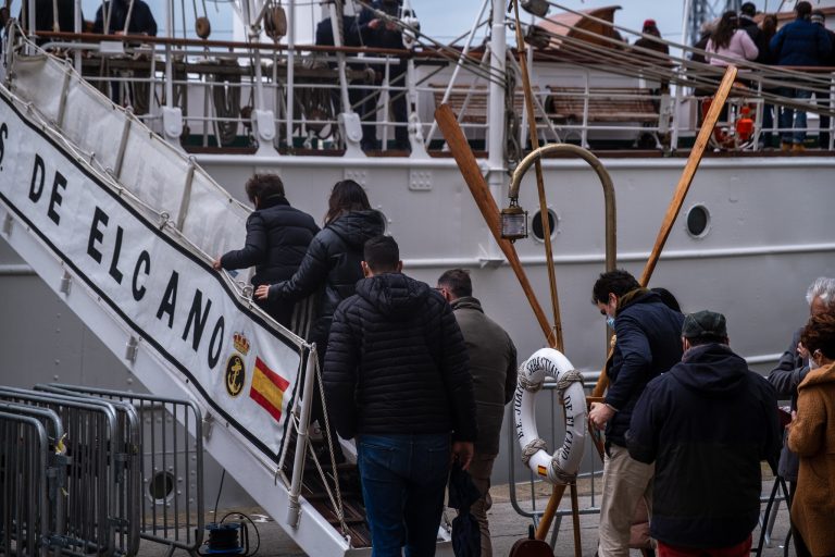 Más de 15.000 catalanes muestran su cariño a la Armada Española en Barcelona