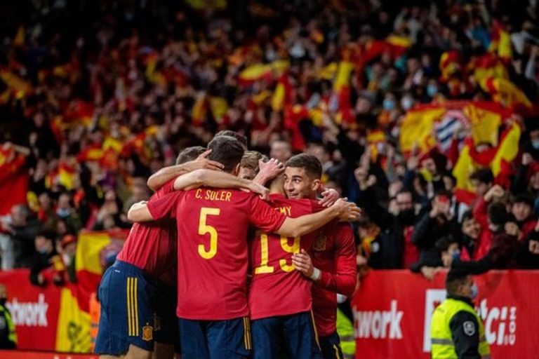 Los catalanes rugen como nunca celebrando la victoria de la Selección Española a su vuelta a Cataluña 18 años después 