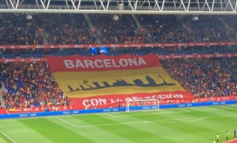 Estremecedor himno de España que canta Cataluña a la Selección Española 18 años después en Cornellá de Llobregat (Barcelona) 