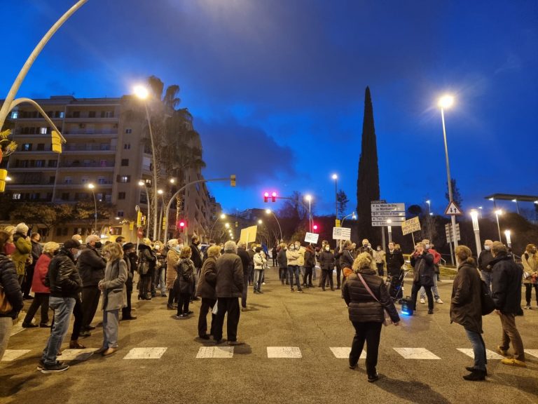El distrito de Horta-Guinardó (Barcelona) rechaza la decisión de Ada Colau de instalar un albergue de toxicómanos frente a la Escuela Mas Casanovas