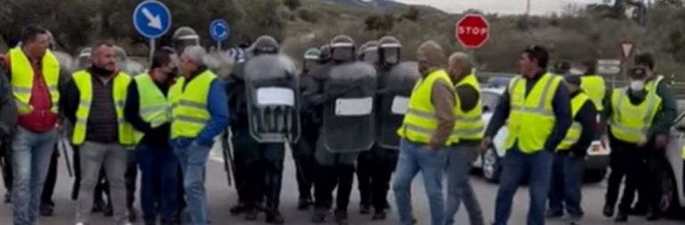 El Gobierno del PSOE, Podemos e Izquierda Unida manda a la Guardia Civil a detener a los transportistas en huelga por la subida de combustibles