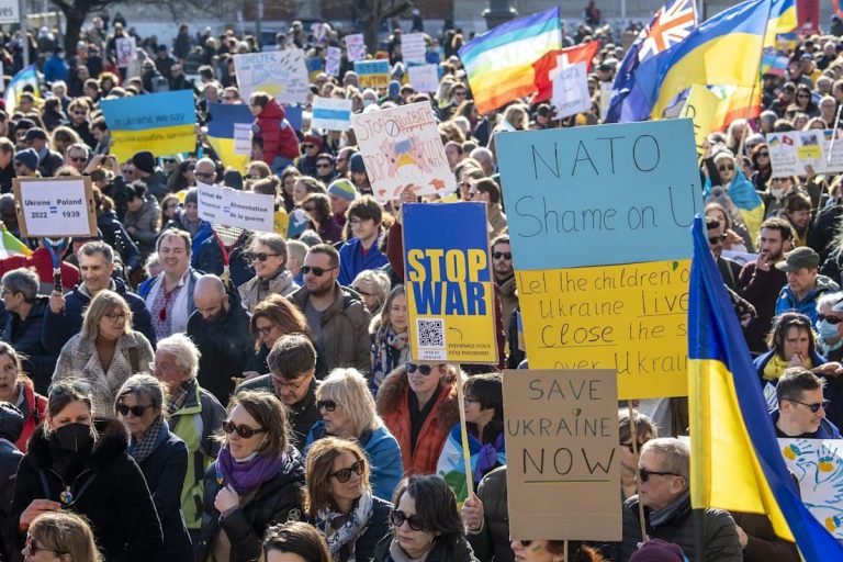Decenas de miles de suizos protestan en Zúrich, Berna, Ginebra y San Galo contra la invasión rusa y guerra en Ucrania