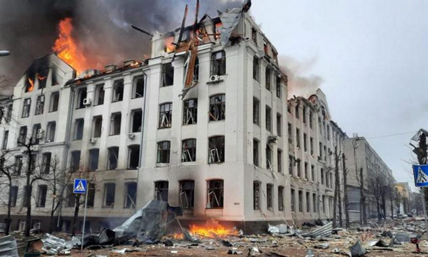 FOTOGRAFÍA. KHARKIV (UCRANIA), 02.03.2022. Daños causados por bombardeos rusos en la comisaría de policía de Kharkiv (Ucrania). Anadolu Agency.