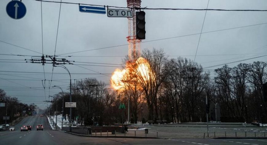FOTOGRAFÍA. KIEV (UCRANIA), 01.02.2022. «Las tropas nazis de Vladimir Putin acaban de bombardear la torre de televisión de Ucrania». Efe