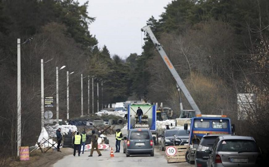 FOTOGRAFÍA. LEÓPOLIS (UCRANIA), 03.03.2022. Controles de carreteras con sacos terreros y piezas de hormigón en Leópolis, Ucrania, al octavo día de la invasión rusa de Ucrania. Efe