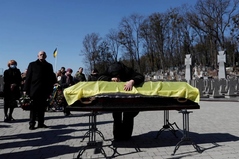 «El enemigo ruso está exponiendo la ciudad a la artillería sistémica y ataques aéreos destruyendo la infraestructura civil de Chernígov (Ucrania)»