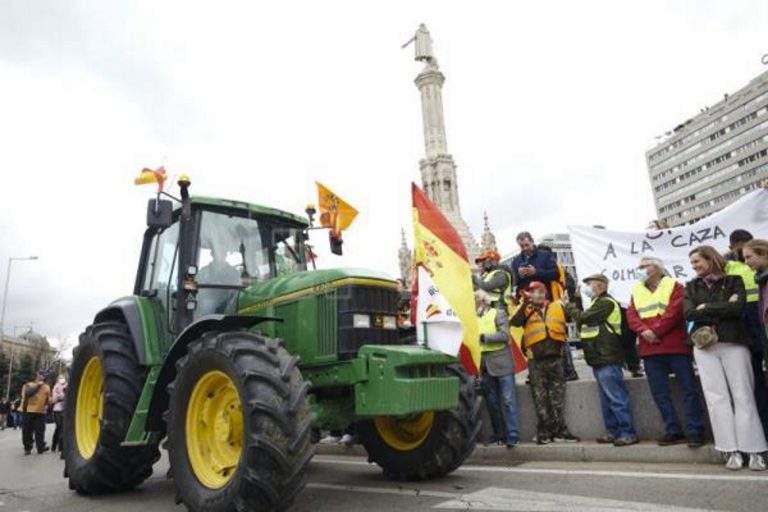 El «20M en defensa del mundo rural» arranca en Madrid con tractores, rehalas de perros de caza, caballos, ruido de trompetas, globos y mucho color