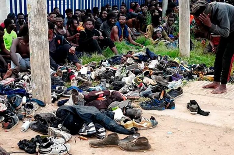 FOTOGRAFÍA. MELILLA (ESPAÑA), 02.03.2022. Melilla colapsado de solicitudes de ilegales hispanos y subsaharianos.- El salto a la valla fronteriza de Melilla (España) y Marruecos más numeroso de la historia deja más de 40 heridos, entre ellos 20 guardias civiles y policías nacionales. Efe