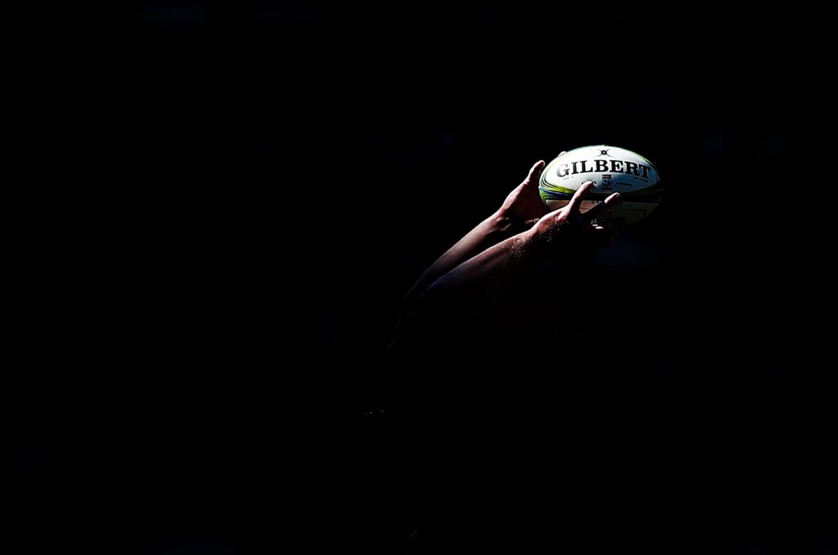 FOTOGRAFÍA. MUNDO, 01.03.2022. Detalle de un balón de rugby cuando comité ejecutivo de la Federación Internacional de Rugby (World Rugby). Efe