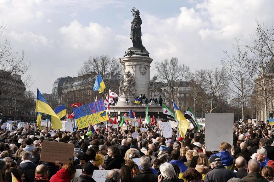FOTOGRAFÍA. PARÍS (FRANCIA), 05.03.2022. Miles de personas se concentraron este sábado en el centro de París en apoyo de Ucrania. Efe (1)