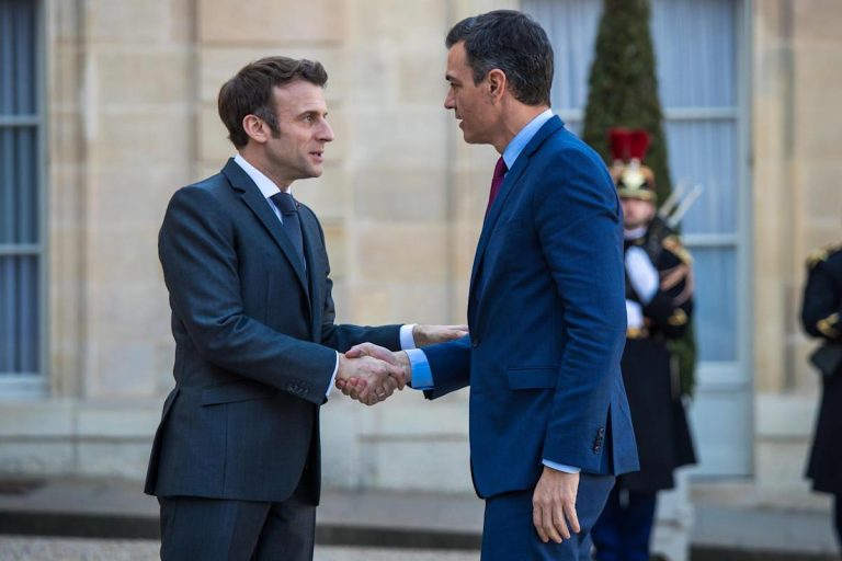 FOTOGRAFÍA. PARÍS (FRANCIA), 21 DE MARZO DE 2022. El presidente del Gobierno español, Pedro Sánchez Pérez Castejón (d) junto al el presidente francés, Emmanuel Jean-Michel Frédéric Macron (Emmanuel Macron), este lunes a su llegada al Palacio del Elíseo (Presidencia de Gobierno de Francia). Efe