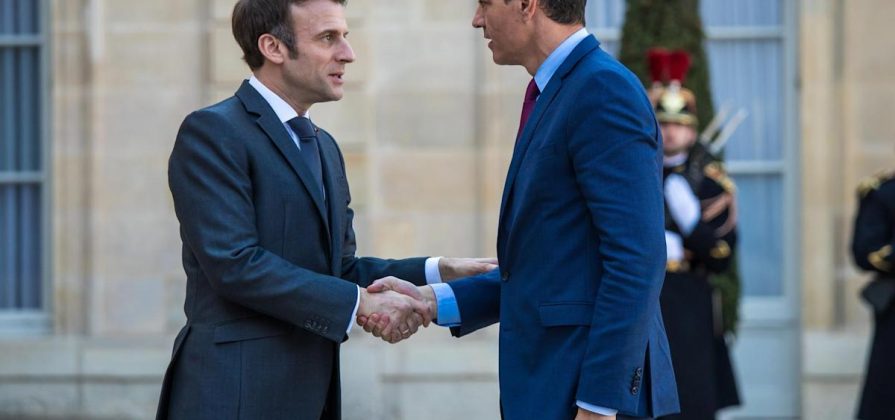 FOTOGRAFÍA. PARÍS (FRANCIA), 21 DE MARZO DE 2022. El presidente del Gobierno español, Pedro Sánchez Pérez Castejón (d) junto al el presidente francés, Emmanuel Jean-Michel Frédéric Macron (Emmanuel Macron), este lunes a su llegada al Palacio del Elíseo (Presidencia de Gobierno de Francia). Efe