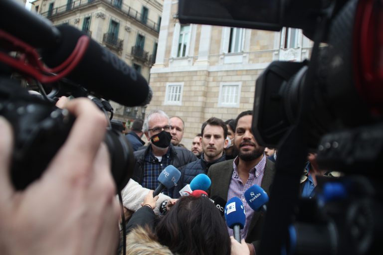 FOTOGRAFÍA. BARCELONA (ESPAÑA), 19.03.2022. El presidente del Grupo Parlamentario de VOX en el Parlamento de Cataluña, Ignacio Garriga Vaz de Concicao (en la imagen, atiende a los medios), el portavoz parlamentario, Joan Garriga Doménech, el portavoz adjunto Antonio Gallego Burgos, la diputada por Barcelona al Parlamento de Cataluña, Mónica Lora Cisquer, y los diputados por Barcelona al Congreso de los Diputados Juan José Aizcorbe y Juan Carlos Segura, entre otros cargos de VOX en Barcelona, el responsable de la sección sindical de los Trabajadores Españoles Solidaridad en Seat (Barcelona), Ricardo Torquemada, y el delegado del sindicato de los Trabajadores Españoles Solidaridad en Cataluña, Daniel de la Fuente, participan en la protesta contra la subida de la luz, gas, butano y combustibles en Plaza San jaime de Barcelona. Lasvocesdelpueblo (Ñ Pueblo)