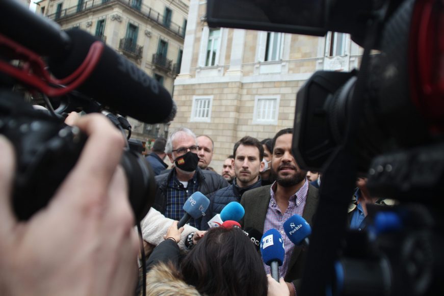 FOTOGRAFÍA. PLAZA SAN JAIME (BARCELONA) ESPAÑA, 19.03.2022. Los catalanes denuncian las subidas de la luz y combustibles. Ñ Pueblo (139) FOTOGRAFÍA. BARCELONA (ESPAÑA), 19.03.2022. El presidente del Grupo Parlamentario de VOX en el Parlamento de Cataluña, Ignacio Garriga Vaz de Concicao (en la imagen, atiende a los medios), el portavoz parlamentario, Joan Garriga Doménech, el portavoz adjunto Antonio Gallego Burgos, la diputada por Barcelona al Parlamento de Cataluña, Mónica Lora Cisquer, y los diputados por Barcelona al Congreso de los Diputados Juan José Aizcorbe y Juan Carlos Segura, entre otros cargos de VOX en Barcelona, el responsable de la sección sindical de los Trabajadores Españoles Solidaridad en Seat (Barcelona), Ricardo Torquemada, y el delegado del sindicato de los Trabajadores Españoles Solidaridad en Cataluña, Daniel de la Fuente, participan en la protesta contra la subida de la luz, gas, butano y combustibles en Plaza San jaime de Barcelona. Lasvocesdelpueblo (Ñ Pueblo)