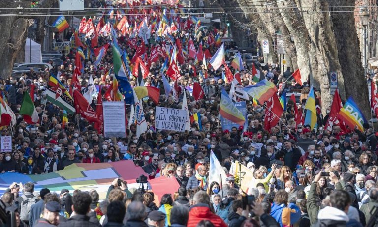 Decenas de miles de italianos en Roma: «Stop Putin, stop guerra» en Ucrania