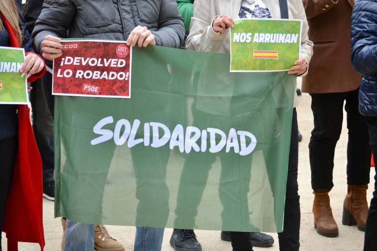 Sindicato solidaridad y VOX reúnen a centenares de personas en Tarragona ante subida de combustibles para exigir la dimisión del Gobierno