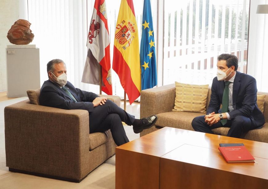 FOTOGRAFÍA. VALLADOLID (ESPAÑA), 18.03.2022. El presidente de las Cortes de Castilla y León, Carlos Pollán Fernández (VOX) (d). Efe