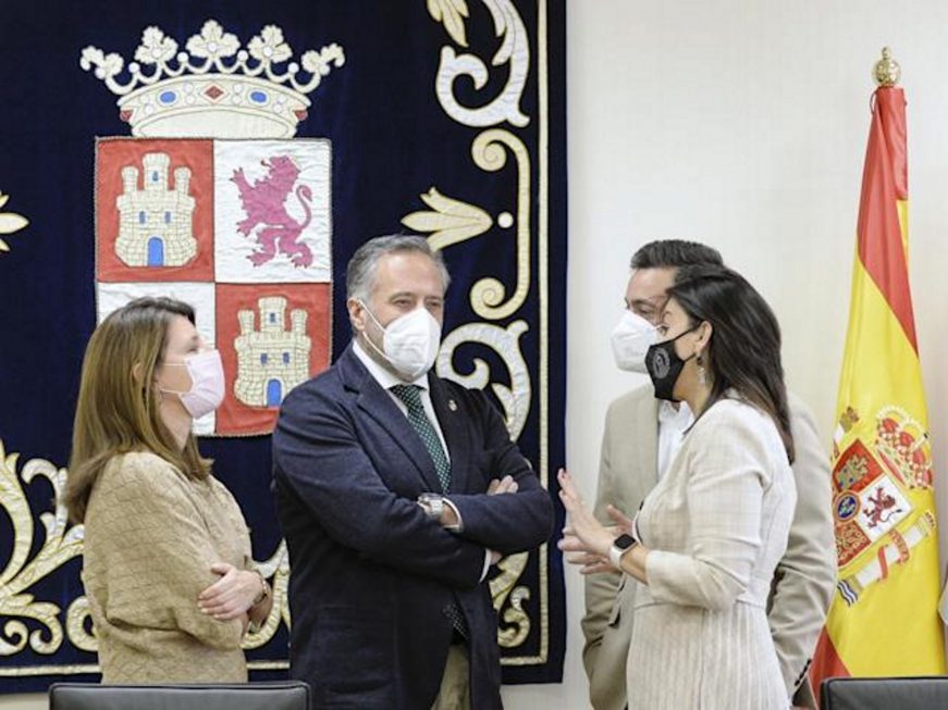 FOTOGRAFÍA. VALLADOLID (ESPAÑA), 28.03.2022. El presidente de las Cortes de Castilla y León, Carlos Pollán (2i), conversa con los miembros de la Mesa del parlamento regional. Efe