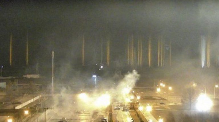 El ataque de Rusia con fuego de tanques, de artillería y cohetes a la central nuclear de Zaporiyia (Ucrania) traslada el foco a la seguridad